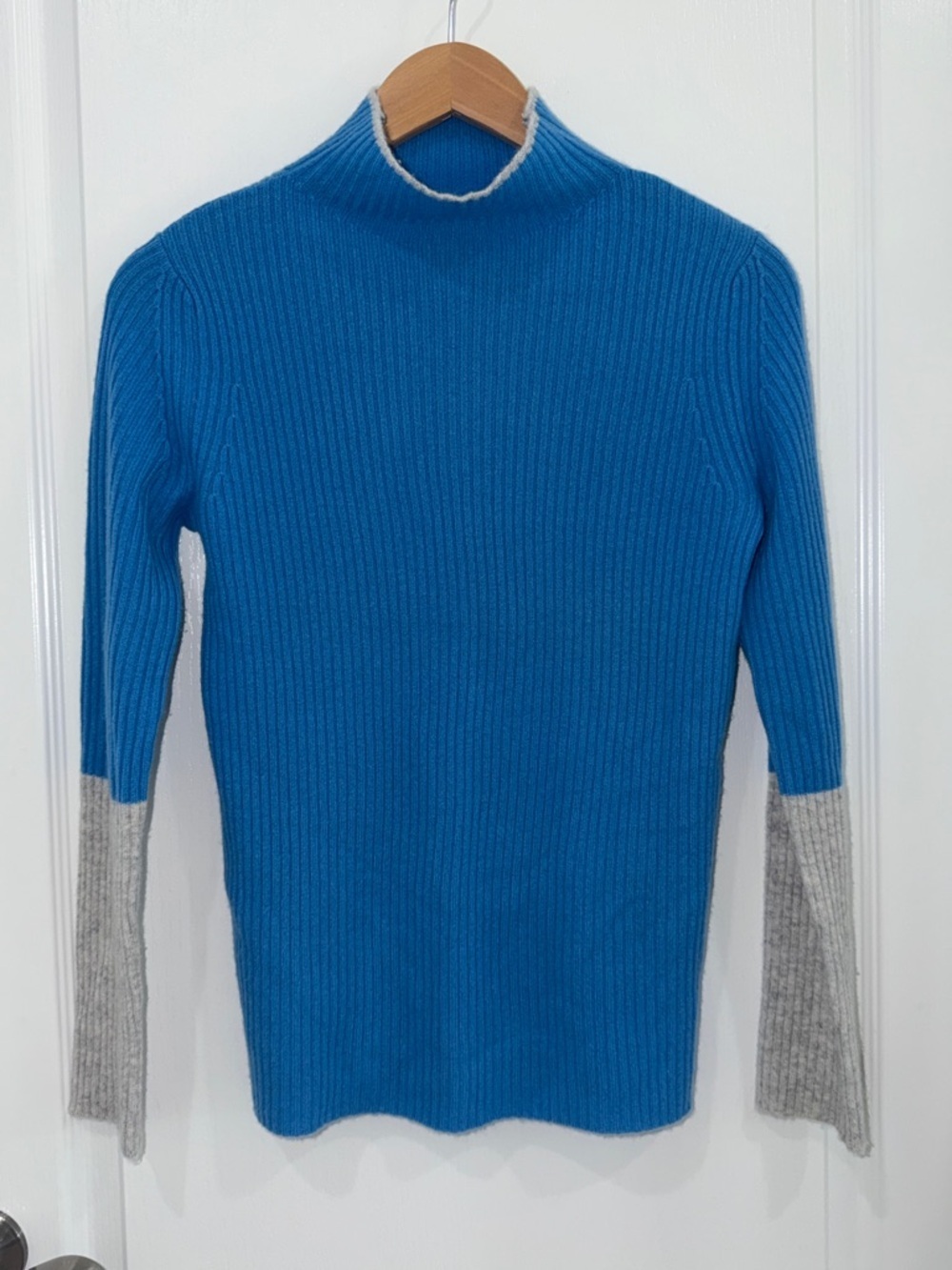 Pure Amici 100% cashmere Bright Blue Ribbed Turtleneck with Light Gray Cuffs XS